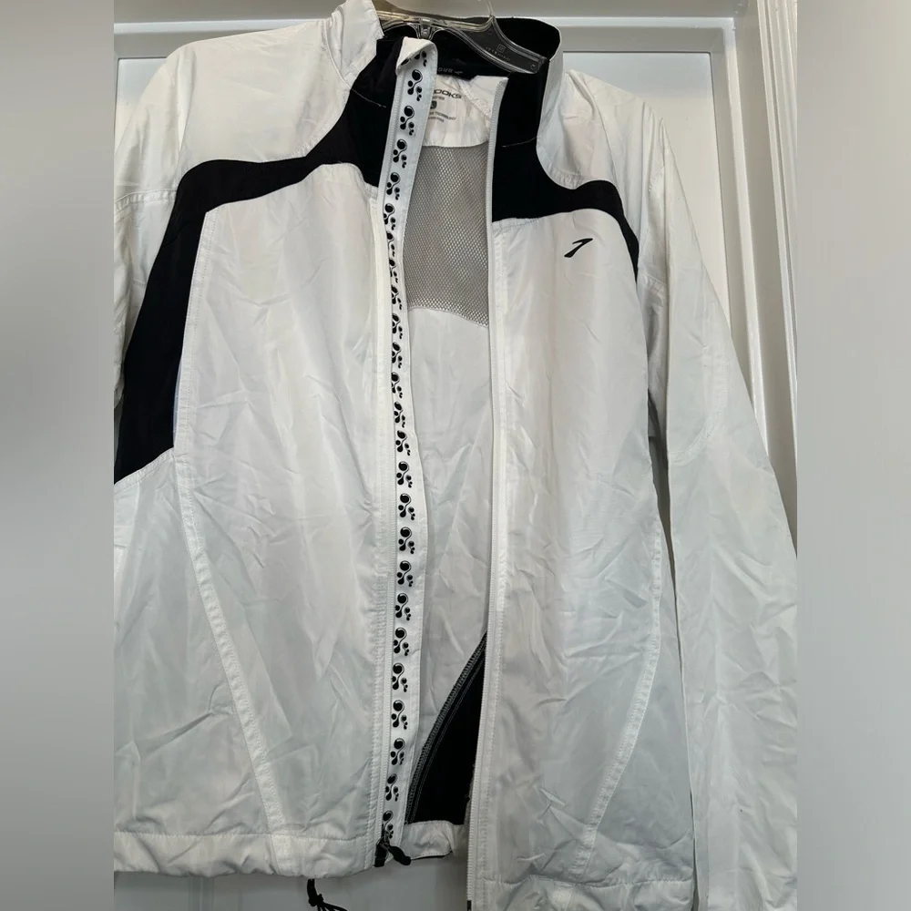 Brooks Windbreaker Athletic Jacket Full zip colors black and white‎ Sz large